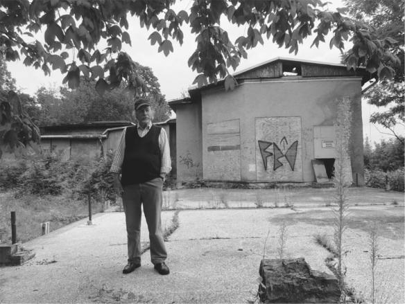 Hartmut Topf in front of what was once Ludwig Topfs modernist villa KAREN - фото 31