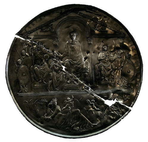 3 Парадное серебряное блюдо с изображением Феодосия I и его двора ок 388 г - фото 9