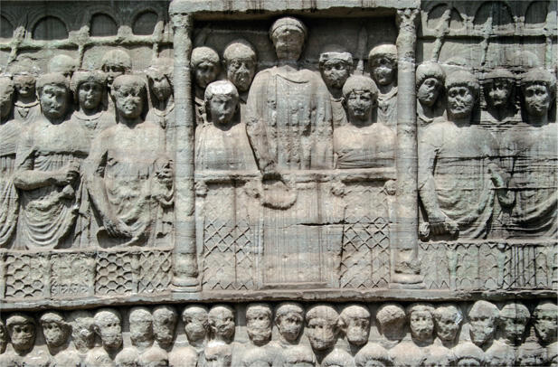 4 Феодосий I в императорской ложе на ипподроме в руках он держит венок - фото 10
