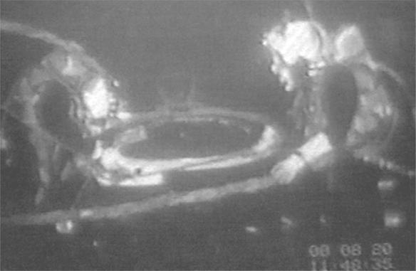 British and Norwegian saturation divers reached the hatch on Sunday 20 August - фото 16