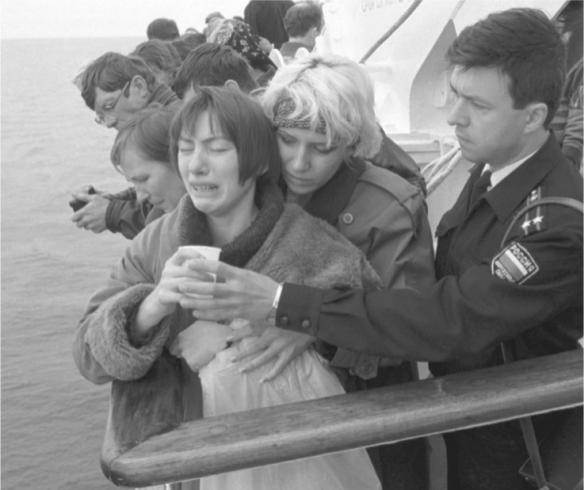 Relatives of the Kursk sailors during a ceremony on the Barents Sea - фото 19