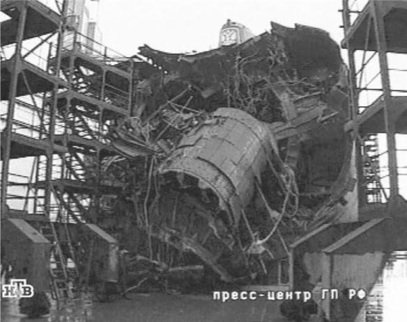 The Kursk submarine in the Arctic port of Roslyakovo after the salvage - фото 24