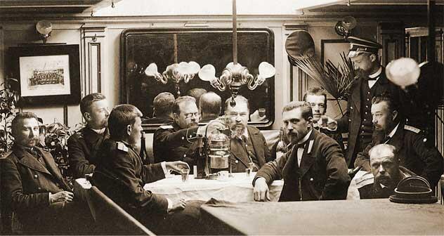 В каюткомпании крейсера Витязь 18921893 гг Слева направо помощник - фото 3