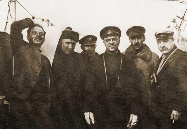Во время Карской экспедиции 1929 года Слева направо М И Шевелев Э П - фото 14