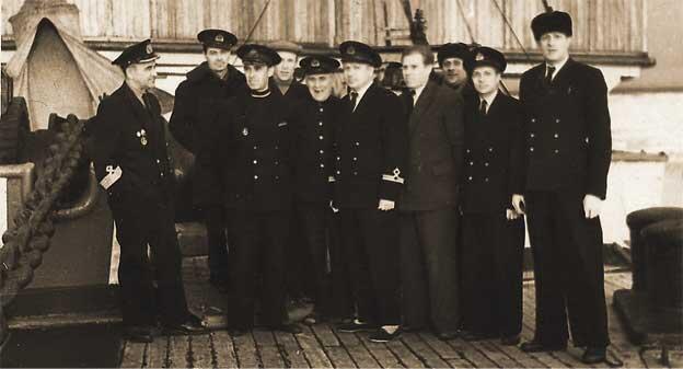 На борту ледокола Ермак 1961 г Крайний слева Ю К Хлебников третий - фото 24