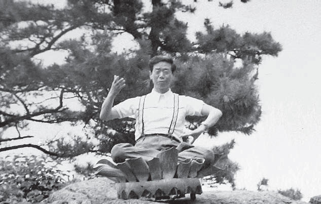 Мастер Фэн Шао И во время практики Цигун Предисловие Цигун это древняя - фото 3