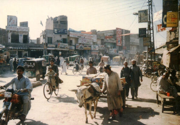 На моём фото 1998 года пакистанская городская улица После Пакистана мы - фото 1