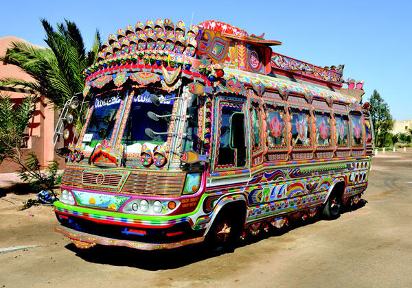На дорогах Индостана встречается множество раскрашенных грузовиков и автобусов - фото 20