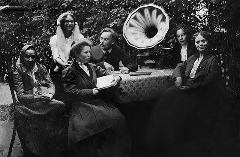 АВ Галкин с родственниками 1915 г АВ Галкин В начале 1918 г - фото 3