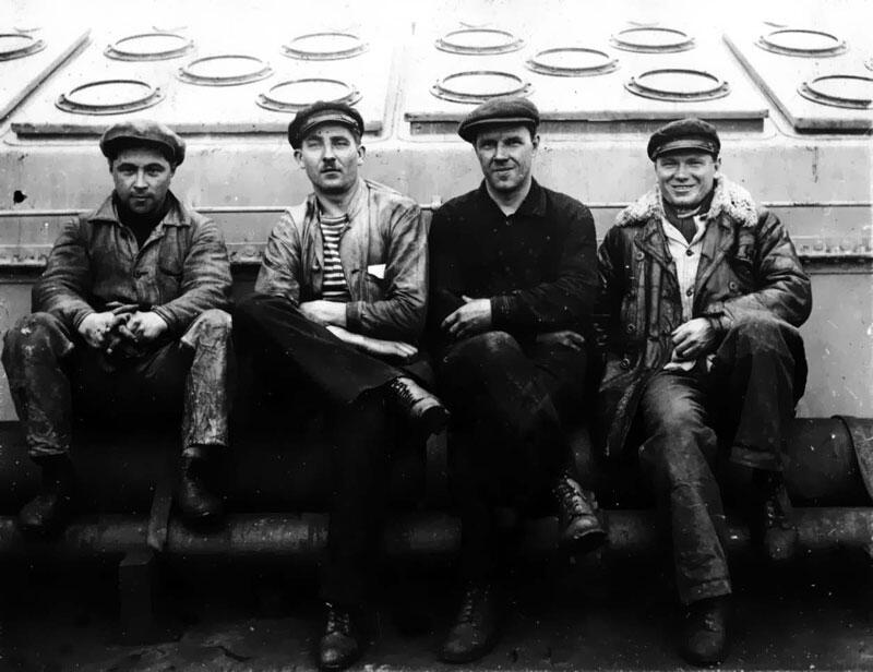 У машинного люка теплохода Грознефть дед второй справа 1927 г - фото 5