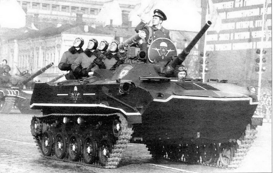 Боевая машина десанта БМД1П на Красной площади Москва 7 ноября 1983 года - фото 1