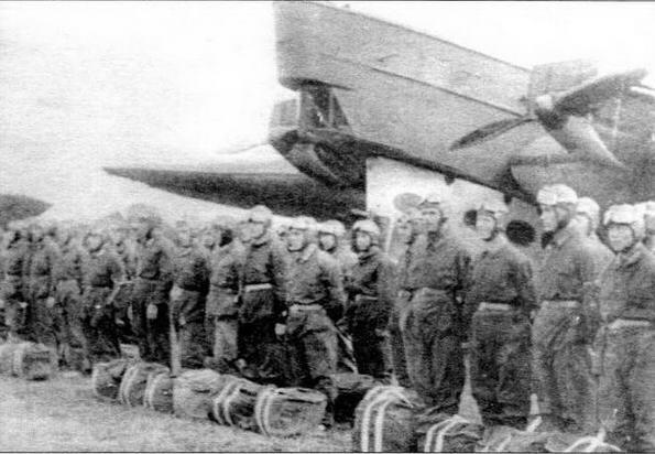 Парашютисты особого авиадесантного отряда 3 перед посадкой в самолет ТБ1 - фото 2