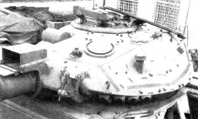 Башня танка М551 Над стволом орудия кожух электронного устройства слежения - фото 13