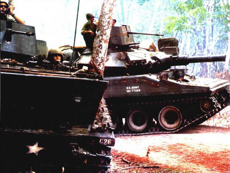 Легкий танк Шеридан во Вьетнаме На машинах хорошо видны следы войсковой - фото 70