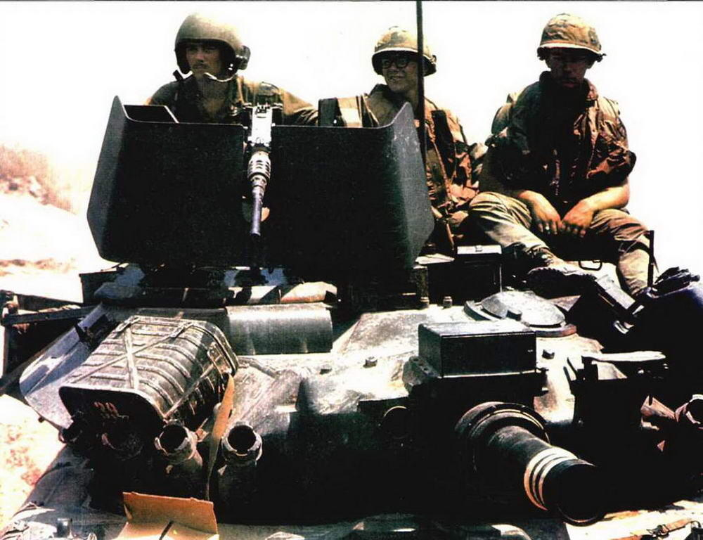 Легкий танк Шеридан во Вьетнаме На машинах хорошо видны следы войсковой - фото 71