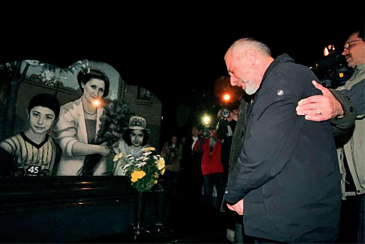 Виталий Калоев на могиле близких Сразу после освобождения Ноябрь 2007 года - фото 58