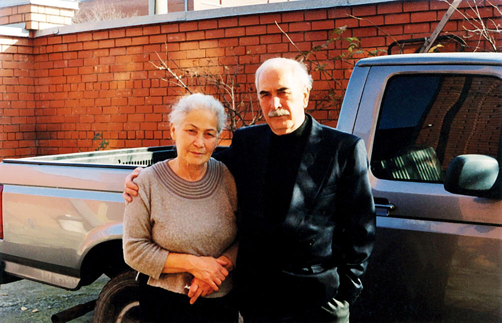 Зоя и Юрий Калоевы Во дворе дома Виталия Калоева Владикавказ Слева направо - фото 59
