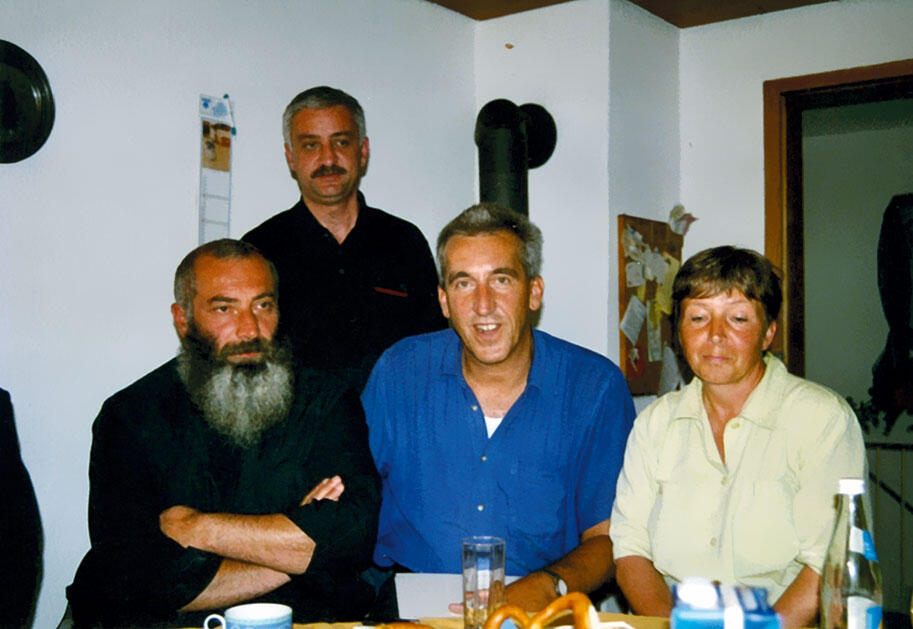 Слева направо Виталий Калоев Гельмут Зонтхаймер и его подруга За спиной - фото 60