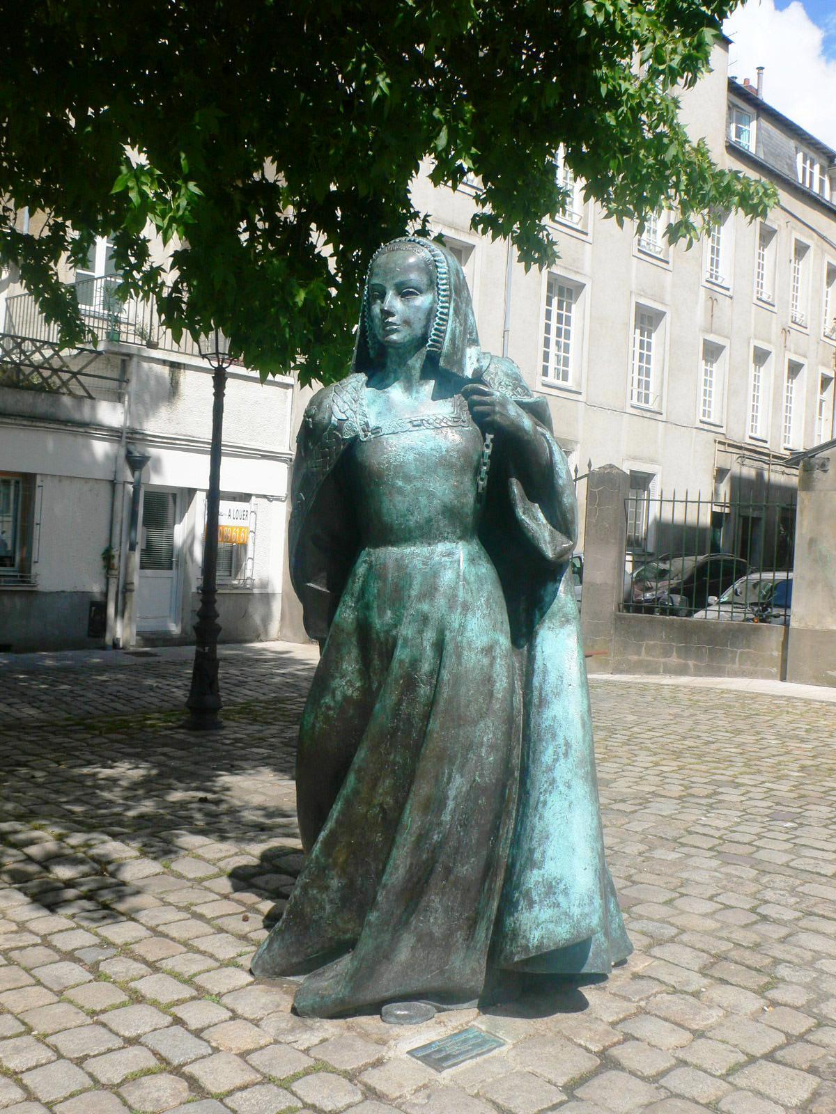 Нант Памятник Анне Бретонской Привилегия данная сильным мира сего Анна - фото 2