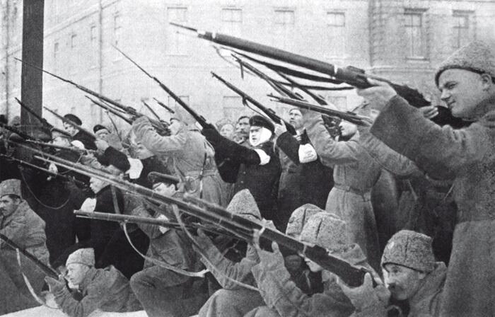 Войска восставших атакующие царскую полицию в ходе Февральской революции - фото 117