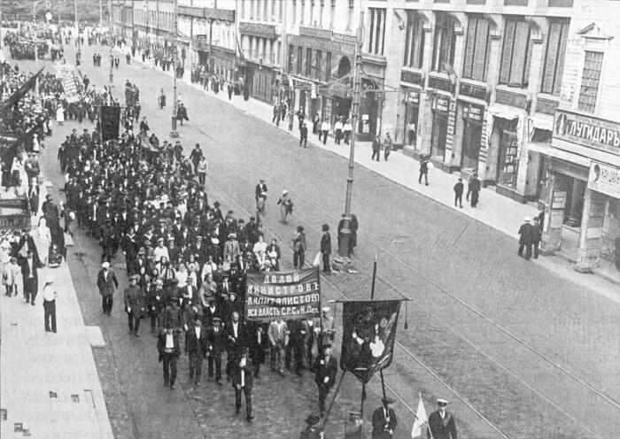 Июньская демонстрация в Петрограде 1917 г Июльские события в Петрограде - фото 121
