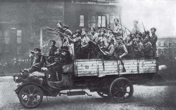 Июльские события в Петрограде Солдаты Самокатного полка прибывшие с фронта - фото 122