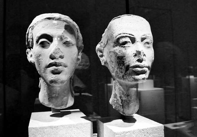 Бюсты фараона Эхнатона и его супруги Нифертити В Древнем Египте рассматривали - фото 1