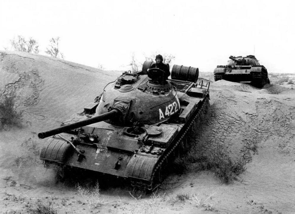 Танки Т54 на марше СреднеАзиатский военный округ июнь 1965 года После - фото 2