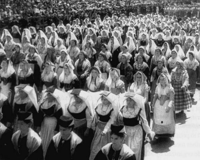 Парад итальянских женщин облаченных в национальные одежды 1939 год В тот - фото 10