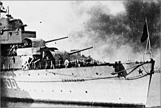 Эсминец Свободный обстреливает немецкие позиции под Севастополем Крейсер - фото 17
