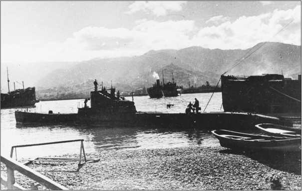 Подводная лодка Щ205 в порту Батуми Подводная лодка пополняет боекомплект в - фото 20