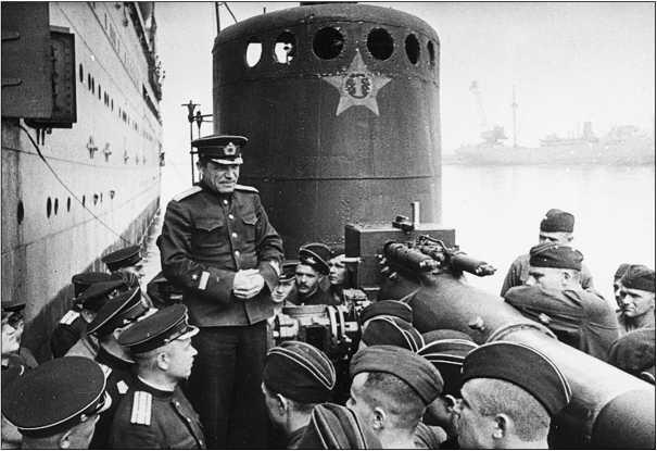 Капитан 1го ранга ВИ Семин из политуправления Черноморского флота выступает - фото 23