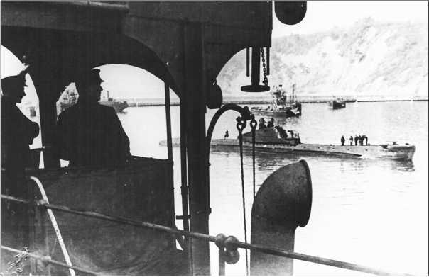 Подводная лодка Щ208 входит в порт Туапсе Освобождение Северного Кавказа - фото 24