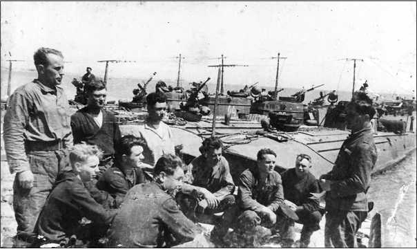 Моряки из 41й бригады торпедных катеров Черноморского флота в порту Морские - фото 28