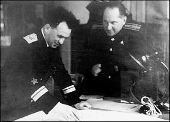 Командующий Азовской флотилией контрадмирал СГ Горшков слева и начальник - фото 33