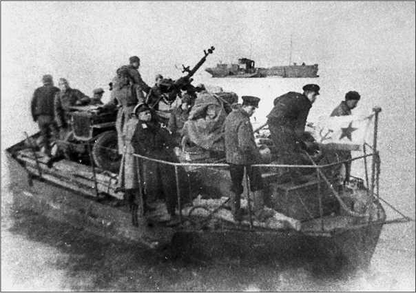 Перевозка техники в ходе КерченскоЭлътигенской десантной операции - фото 37