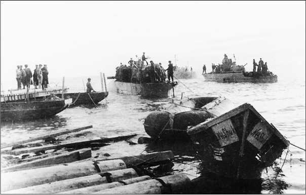 Бронекатера Черноморского флота осуществляют высадку советских войск на - фото 38