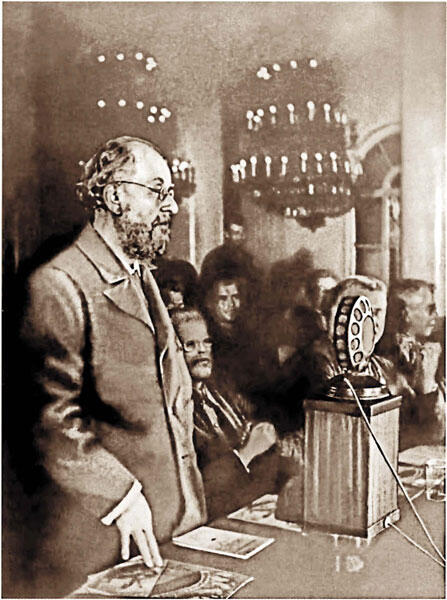 Циолковский выступает в Колонном зале на торжественном собрании Фото из - фото 126