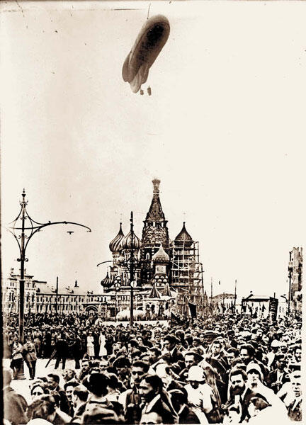 Дирижабль над городом во время парада на Красной площади 1921 г За день до - фото 133
