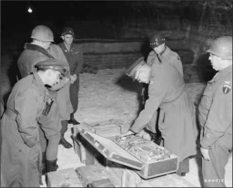Генералы Дуайт Эйзенхауер и Омар Бредли осматривают подземный склад 1945 г На - фото 3