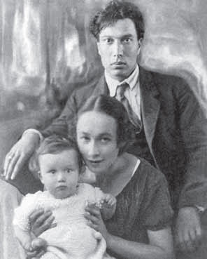 Борис Пастернак с женой Евгенией Владимировной Лурье и сыном Женей 1924 Фото - фото 1