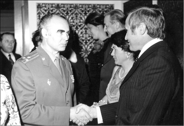 Военный атташе полковник Александр Никифоров приветствует гостей А Никифоров - фото 2