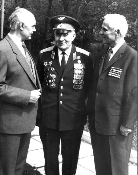 А Никифоров слева на встрече с друзьямиветеранами Лейтенант Владимир - фото 5