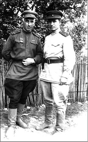Майор Г Михляев справа Действующая армия В районе Бендер 1944 г - фото 12