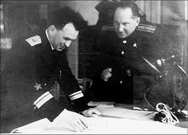 Командующий Азовской флотилией контрадмирал СГ Горшков слеваи начальник - фото 3