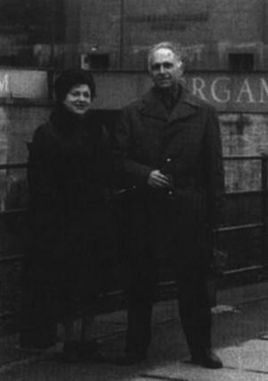 Мы с Лидой в Берлине у музея Пергамон 1977 год III Всесоюзный - фото 27