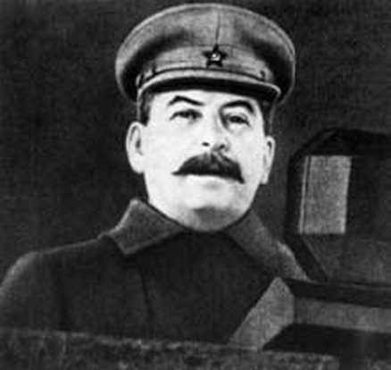 ИВ Сталин на трибуне Мавзолея во время легендарного парада 7 ноября 1941 г - фото 4