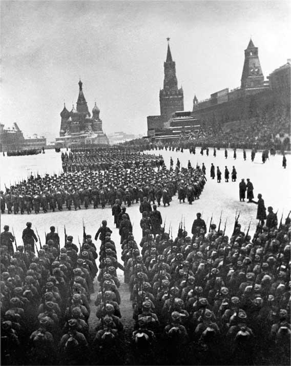 Москва в годы войны Парад 7 ноября 1941 г Правительство разрешило москвичам - фото 6