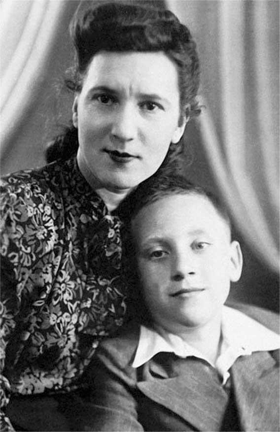 Владимир Высоцкий с матерью 1940е гг Москва май 1950 года Фото Н Львов - фото 9