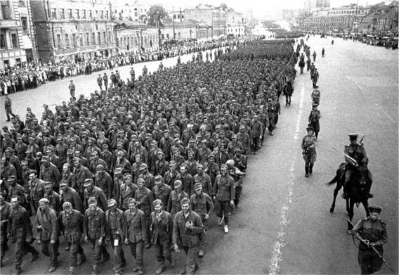 Марш пленных немцев Москва 1944 г В 1945 году отец Володи снова прибыл в - фото 10